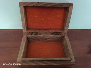 Caja madera tallada latón