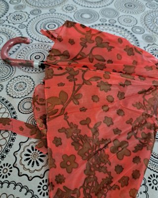 Paraguas rosa con estampado marrón