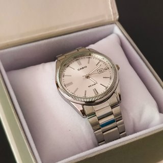Reloj Casio MTP1302 Blanco y Plata
