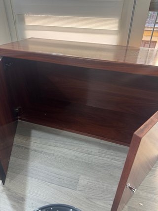 Mueble de madera marrón