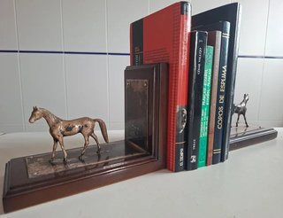 SUPPORTO LIBRI - CAVALLI IN ALPACA CON BASE IN LEGNO