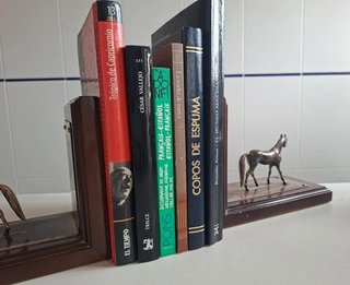 SUPPORTO LIBRI - CAVALLI IN ALPACA CON BASE IN LEGNO