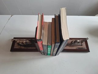 SUPPORTO LIBRI - CAVALLI IN ALPACA CON BASE IN LEGNO