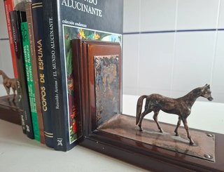 SUPPORTO LIBRI - CAVALLI IN ALPACA CON BASE IN LEGNO