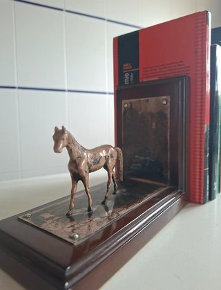 SUPPORTO LIBRI - CAVALLI IN ALPACA CON BASE IN LEGNO
