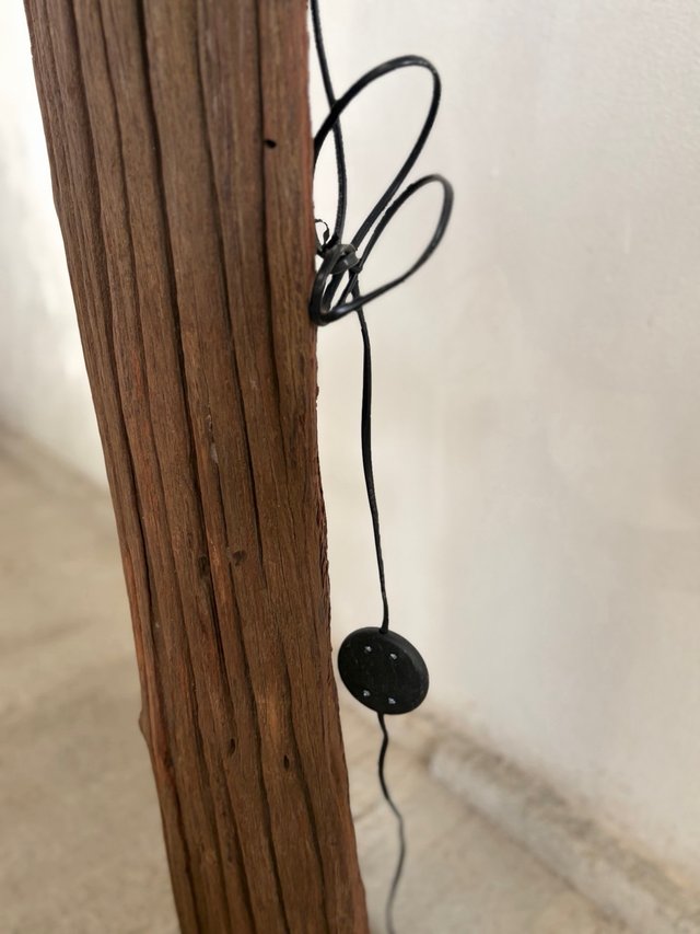 Lámpara de pie tronco madera rústica
