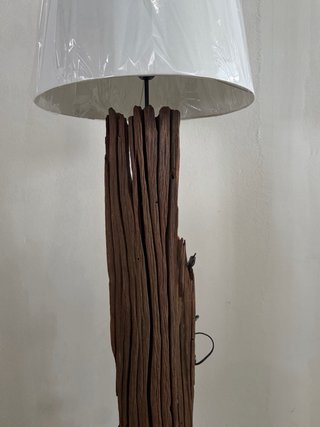 Lámpara de pie tronco madera rústica