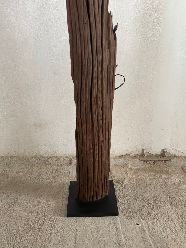 Lámpara de pie tronco madera rústica