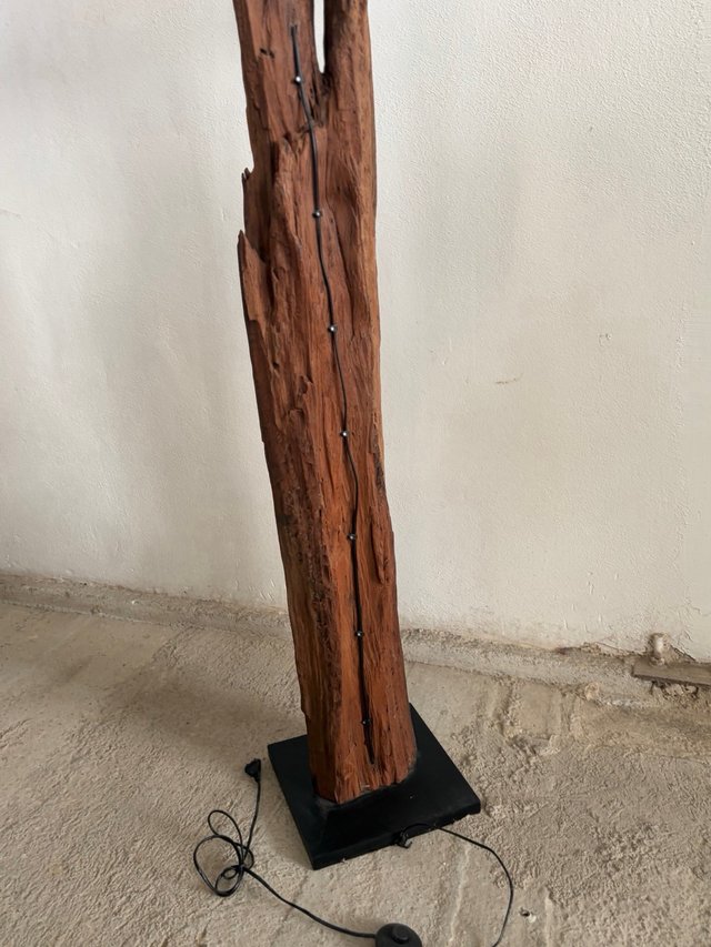 Lámpara de pie tronco madera rústica
