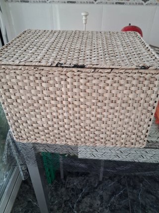 Baul de mimbre beige y marrón