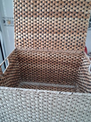 Baul de mimbre beige y marrón