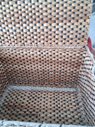 Baul de mimbre beige y marrón