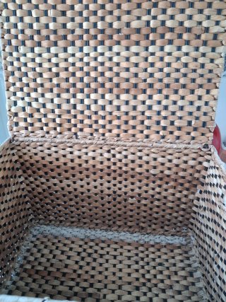 Baul de mimbre beige y marrón