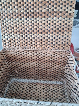 Baul de mimbre beige y marrón