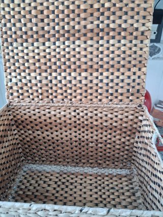 Baul de mimbre beige y marrón
