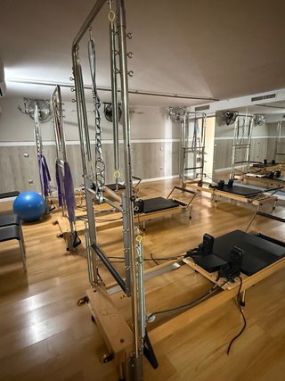 MÁQUINAS DE PILATES REFORMER CON TORRE PLEGABLES –