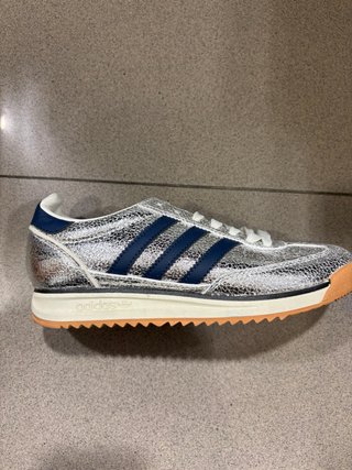 Zapatillas Adidas plateadas y azules