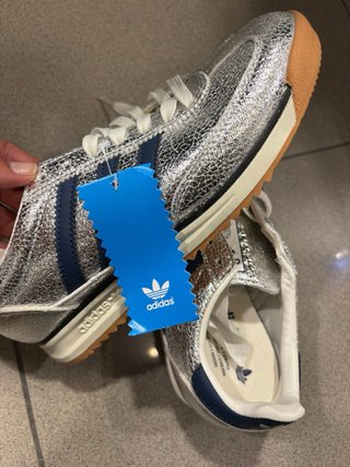 Zapatillas Adidas plateadas y azules