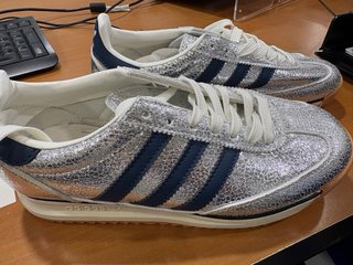 Zapatillas Adidas plateadas y azules