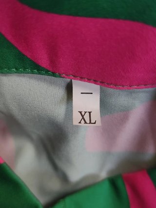Mono verde y rosa estampado