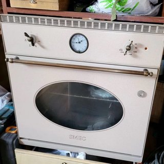 Horno Smeg crema con reloj