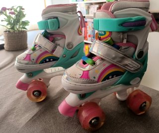 Patines infantiles con luces y arcoíris