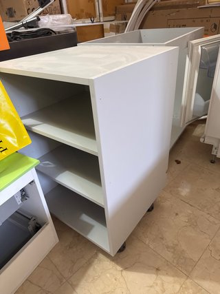 Módulos de cocina metálicos plásticos y madera.