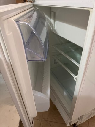 Módulos de cocina metálicos plásticos y madera.