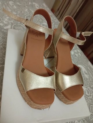 Sandalias Popa doradas nuevas