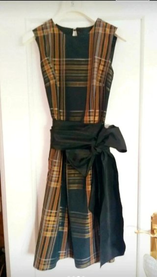 Vestido de cuadros con lazo elegante
