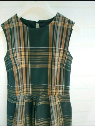 Vestido de cuadros con lazo elegante