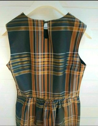 Vestido de cuadros con lazo elegante