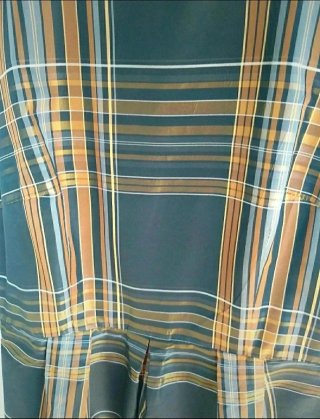 Vestido de cuadros con lazo elegante