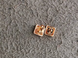 Pendientes de oro cuadrados con piedra