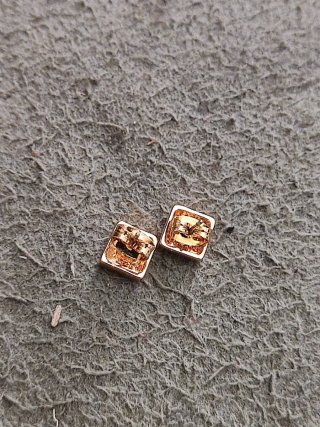 Pendientes de oro cuadrados con piedra