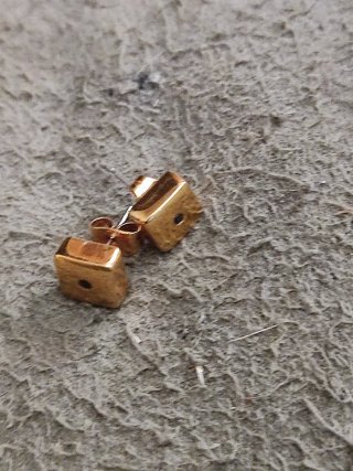 Pendientes de oro cuadrados con piedra