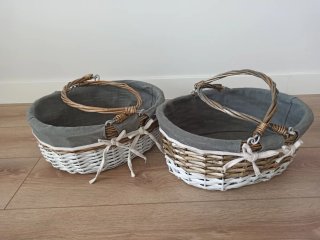 Cesta de mimbre para eventos.