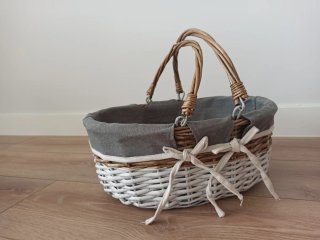 Cesta de mimbre para eventos.