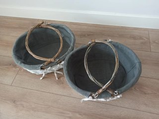 Cesta de mimbre para eventos.
