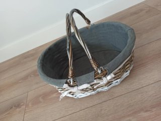 Cesta de mimbre para eventos.
