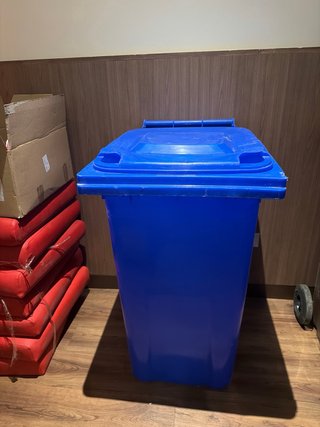 Cubos de basura de plástico