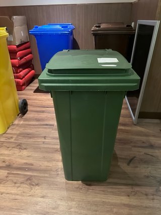 Cubos de basura de plástico