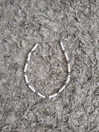 Collar de cuentas blanco y negro