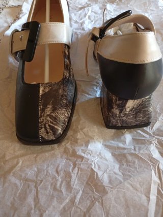 Zapatos de tacón beige y negro
