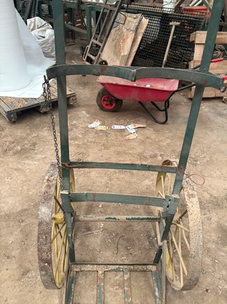 Carro antiguo para transportar gas