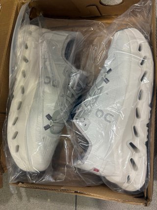 Zapatillas On Running grises y blancas