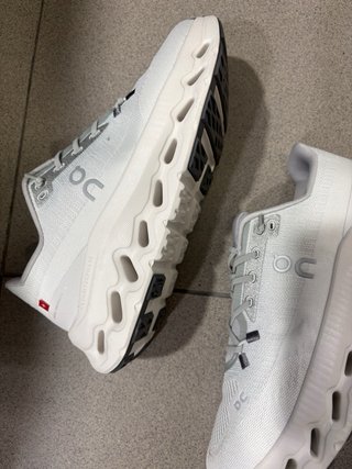 Zapatillas On Running grises y blancas