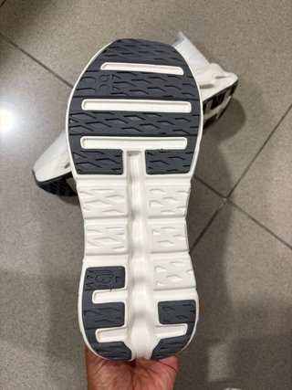 Zapatillas On Running grises y blancas