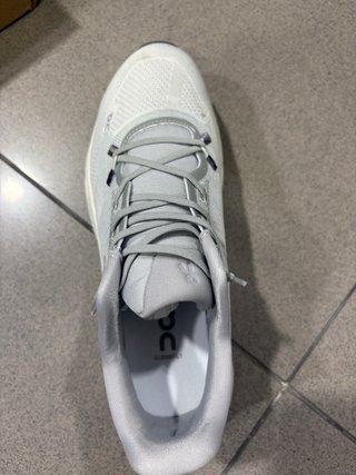 Zapatillas On Running grises y blancas