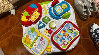 Mesa de actividades para bebé